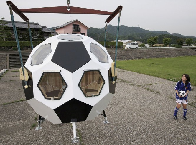 Nhà chống động đất có hình dạng quả bóng đá được trình làng tại tỉnh Gifu (Nhật Bản) - (Ảnh: Koichi Kamoshida/Getty Images)
